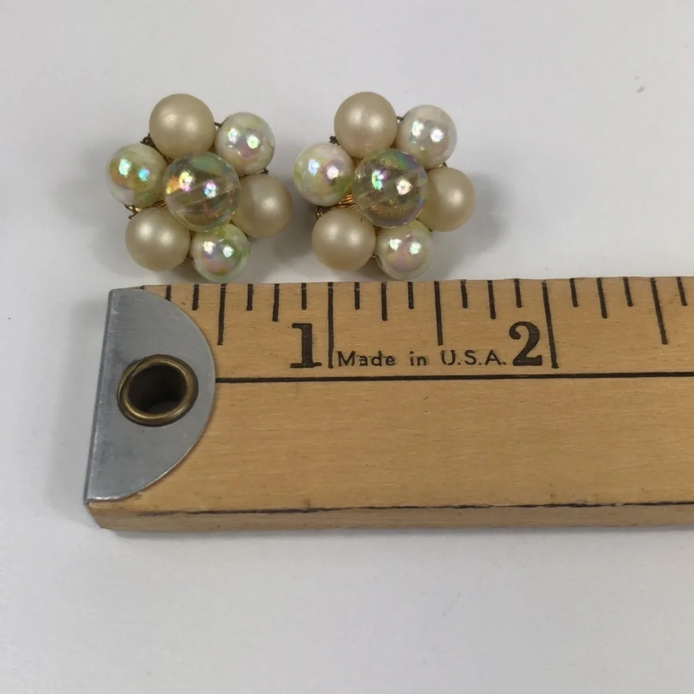 Vintage Clip On Earrings Women’s Signed Japan Cluster Faux Pearl Beads Retrp - Picture 6 of 8